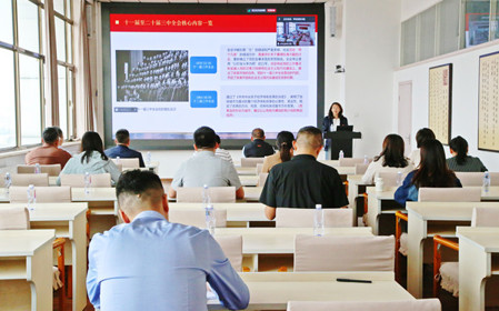 標(biāo)題：呼和浩特分院黨委副書記、工會主席劉萍講授黨課
瀏覽次數(shù)：1796
發(fā)表時間：2024-09-27