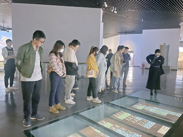 參觀(guān)_副本.jpg 參觀(guān)_副本.jpg